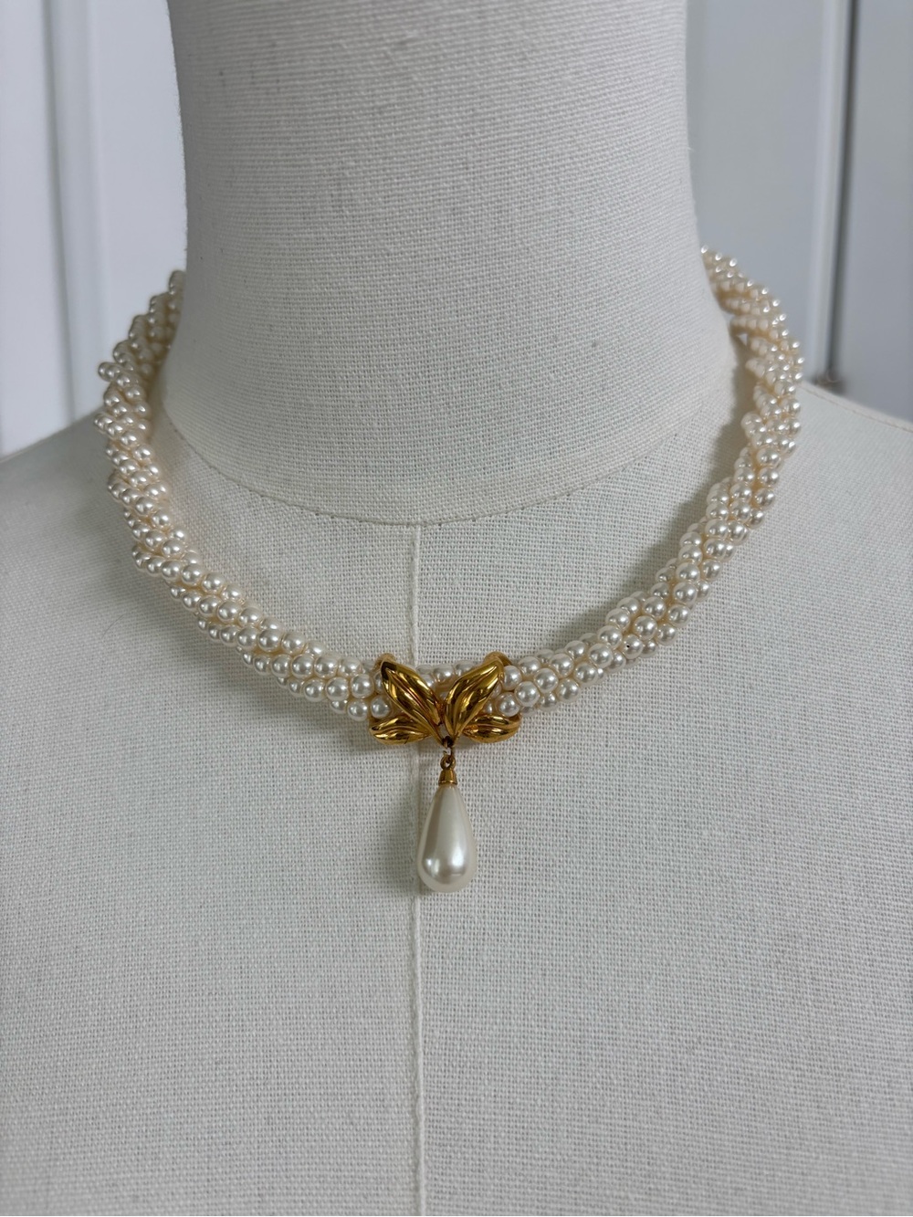 Classic Pearl Twist Necklace with Gold Leaf Accent